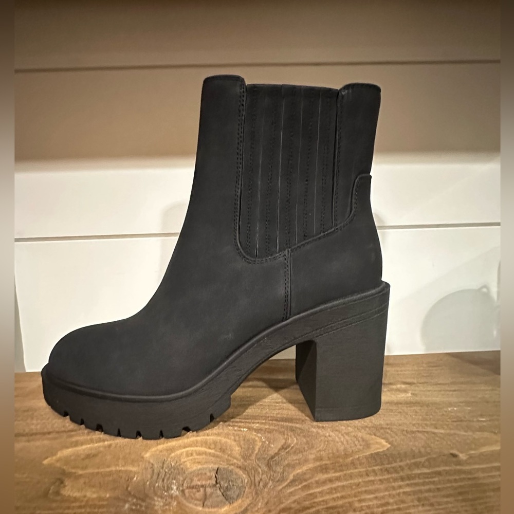 ZBY from DSW black Chelsea boot lug sole BN size 9